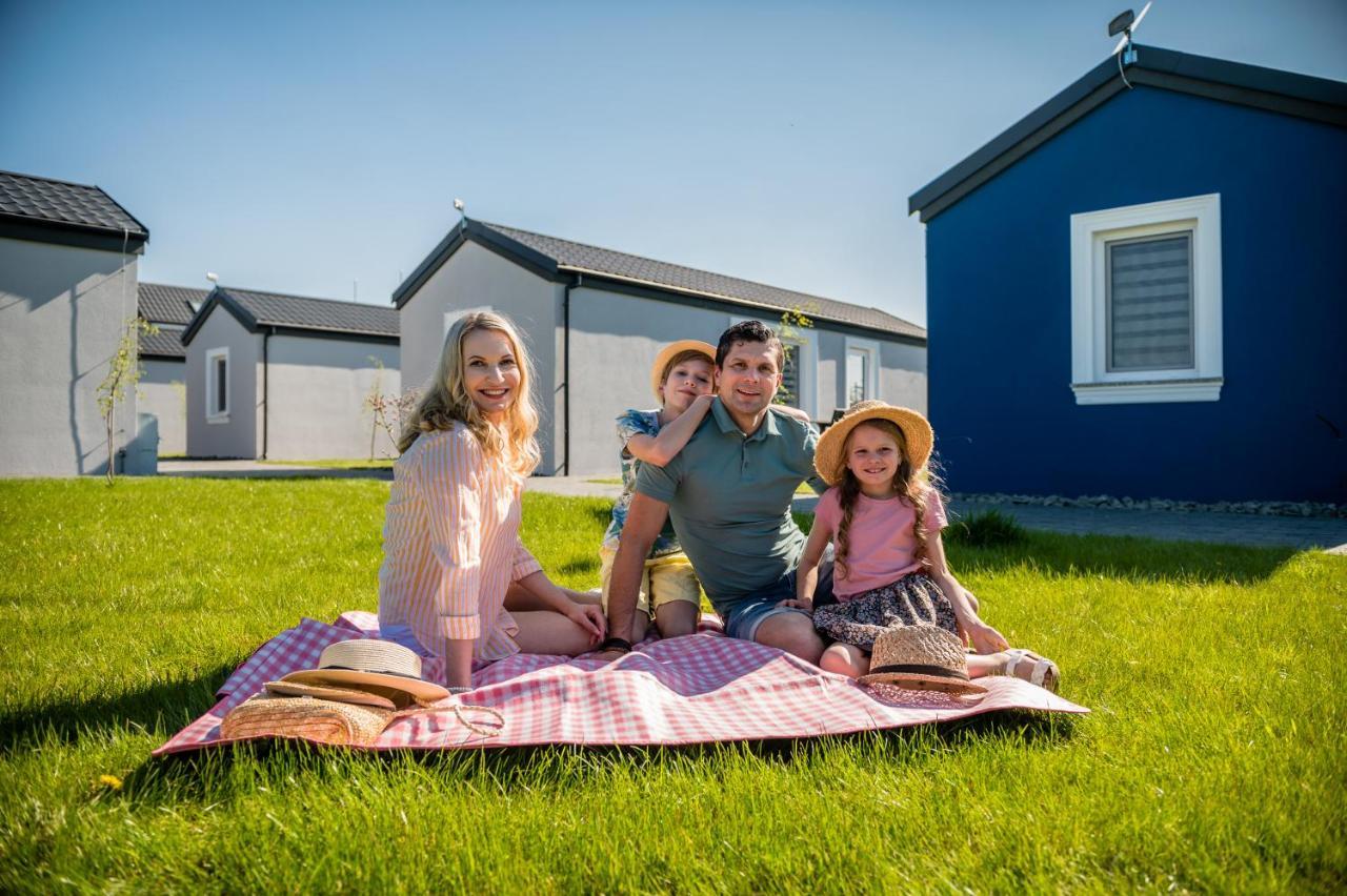 Scandi Village Zator Bagian luar foto