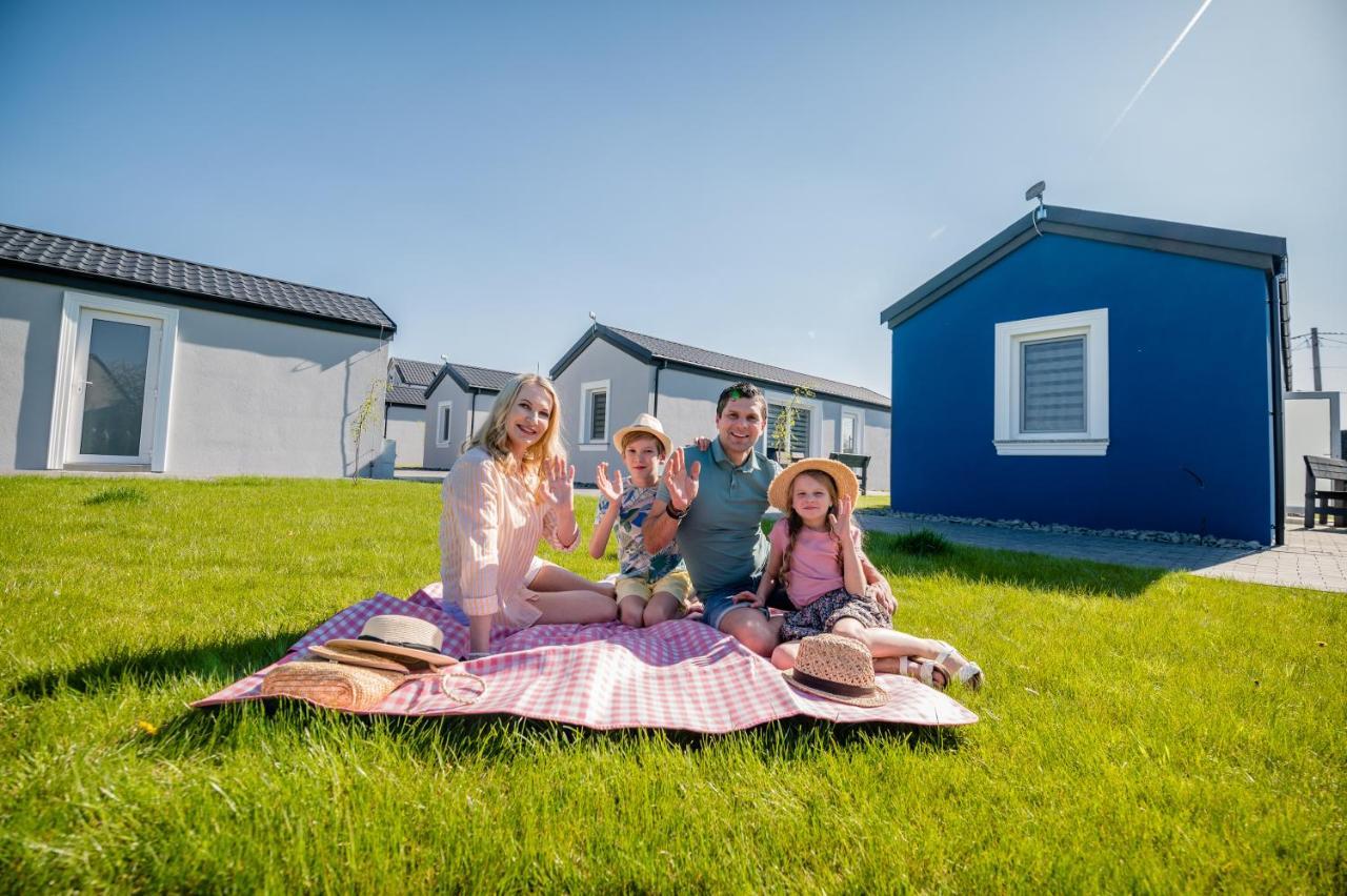 Scandi Village Zator Bagian luar foto