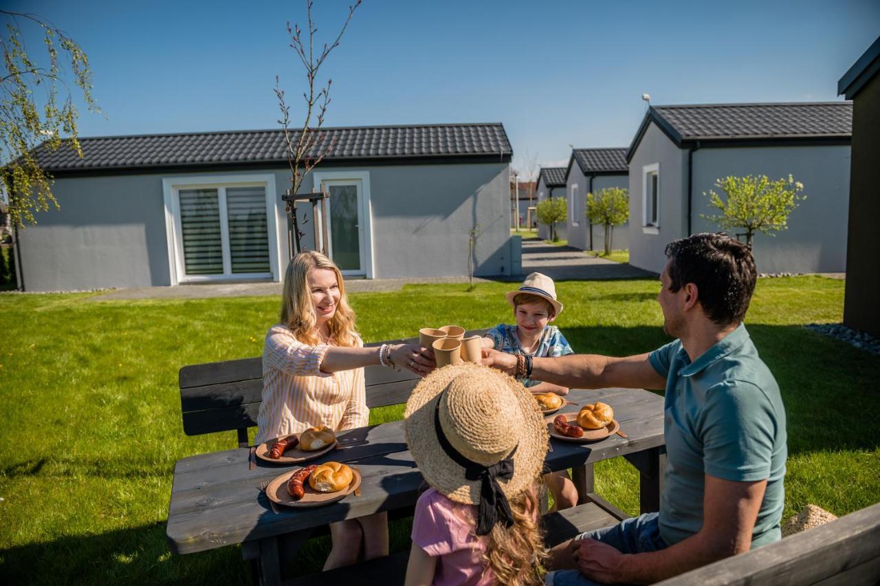 Scandi Village Zator Bagian luar foto
